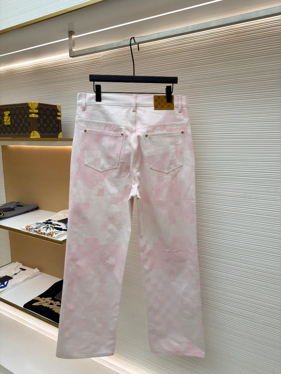 LOUIS VUITTON checkerboard straight jeans ●Original version: purchased and developed at 15150 ●Item number: 1681545-B45 ●Fabric: denim fabric ●Technology: washed production ●Color: pink ●Version: fitted version ●Weight: about 815 grams ●Size: 28-30-32-34-36 ●Description: These jeans are made of high-quality denim fabrics. They use multi-color splicing and jacquard technology to present a unique plaid texture. The pink color tone shows fashionable personality. Classic denim fit, metal buttons and zippers at the waist, opening and closing smoothly and fitting the body shape. The leather tag logo on the back waist adopts genuine leather embossing technology, with clear brand information and high-quality texture. The sewing adopts professional denim sewing technology, the stitch length is fine and firm, and the texture transition of the trousers body joints is natural. From the jacquard weaving of denim fabrics to the control of craftsmanship details, every process reflects Louis Vuitton's pursuit of craftsmanship precision and trendy style. It not only retains the casual wearability of jeans, but also shows the brand's light luxury recognition through jacquard splicing. It is a fusion of denim classics and innovative craftsmanship. The overall wiring is straight and delicate, the fabric is comfortable and soft, and the color is consistent without color difference. It can be matched with the same style to create a fashionable look and control various occasions. Customized accessories, complete with three standards, same style for men and women!